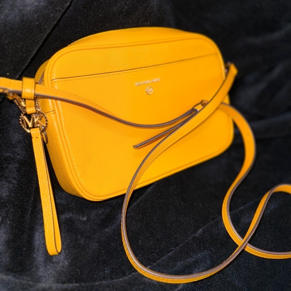 Michael Kors Jet Set Charm Camera Crossbody pebbled Leather Bag